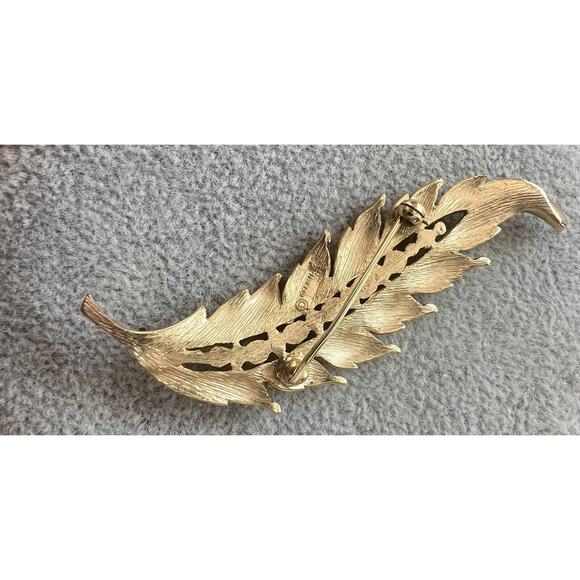 1950'S CROWN TRIFARI FAUX PEARL & CRYSTAL RHINESTONE LEAF PIN BROOCH GOLD TONE - Picture 6 of 8